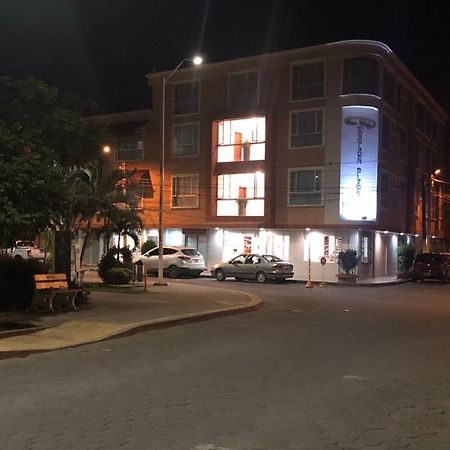 טומאקו Colon Plaza Hotel מראה חיצוני תמונה
