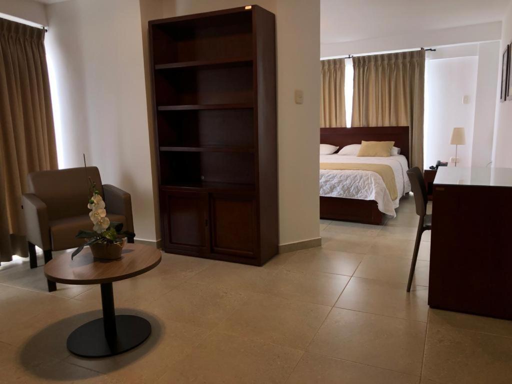 טומאקו Colon Plaza Hotel מראה חיצוני תמונה