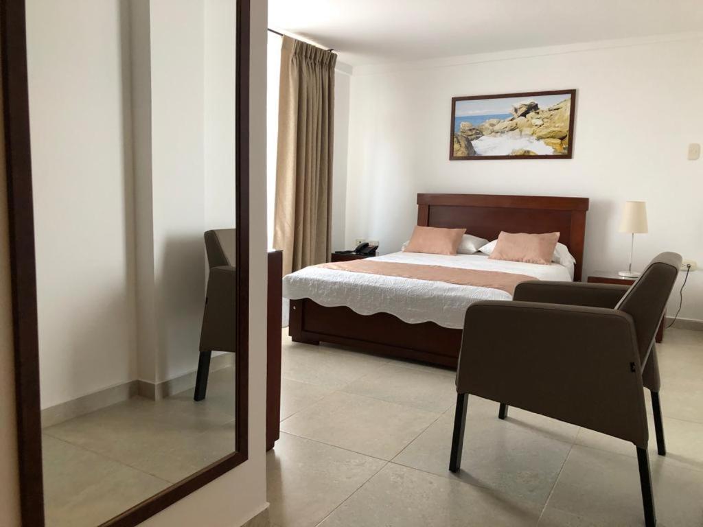 טומאקו Colon Plaza Hotel מראה חיצוני תמונה