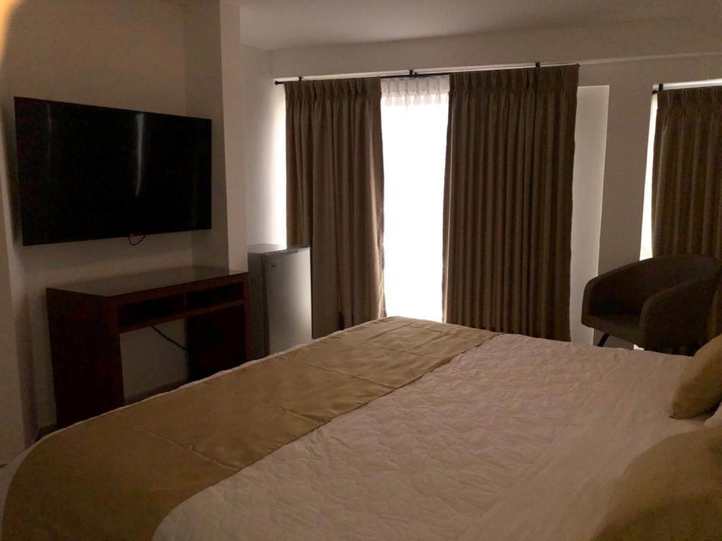 טומאקו Colon Plaza Hotel מראה חיצוני תמונה