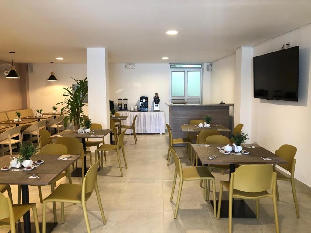 טומאקו Colon Plaza Hotel מראה חיצוני תמונה