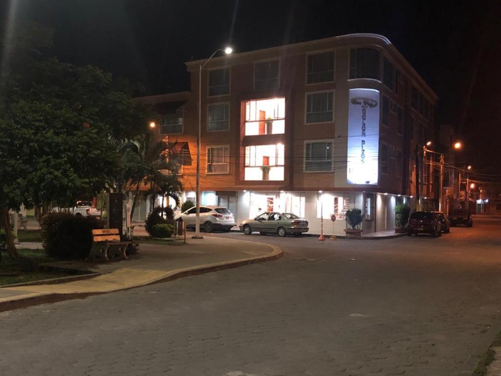 טומאקו Colon Plaza Hotel מראה חיצוני תמונה