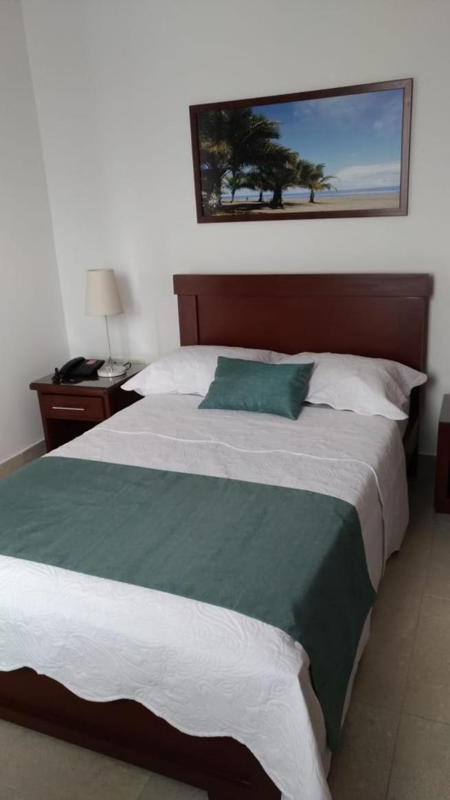 טומאקו Colon Plaza Hotel מראה חיצוני תמונה