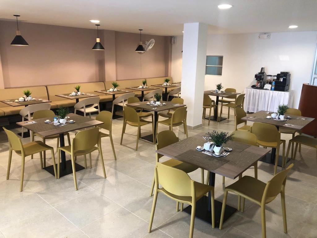 טומאקו Colon Plaza Hotel מראה חיצוני תמונה