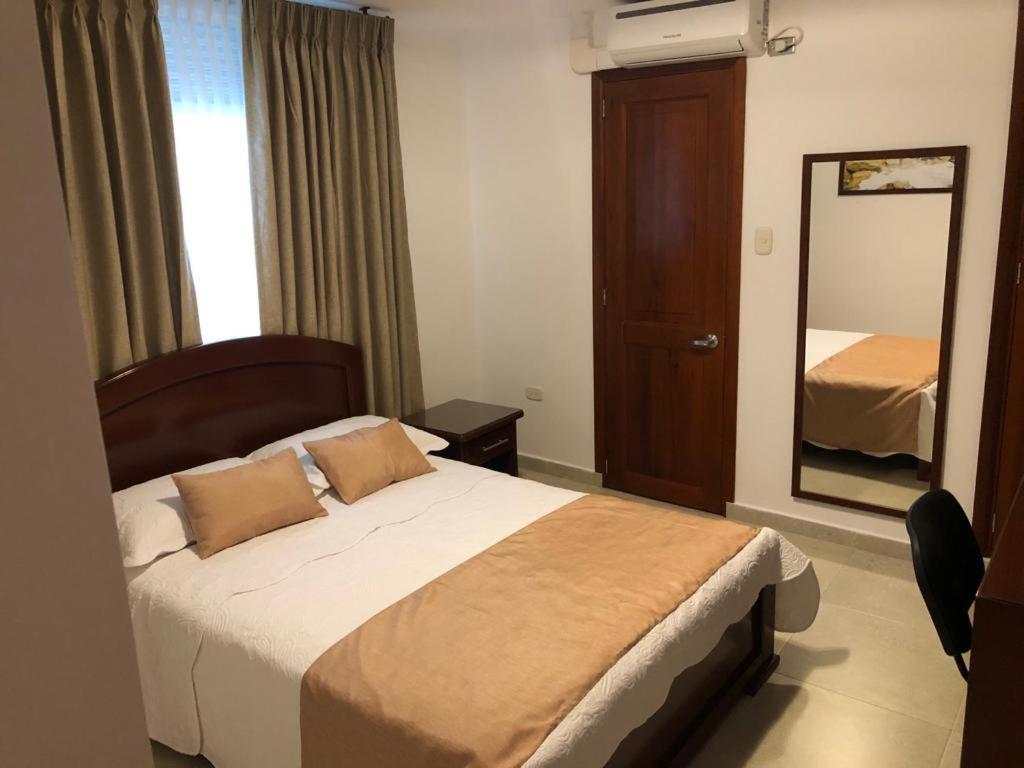טומאקו Colon Plaza Hotel מראה חיצוני תמונה