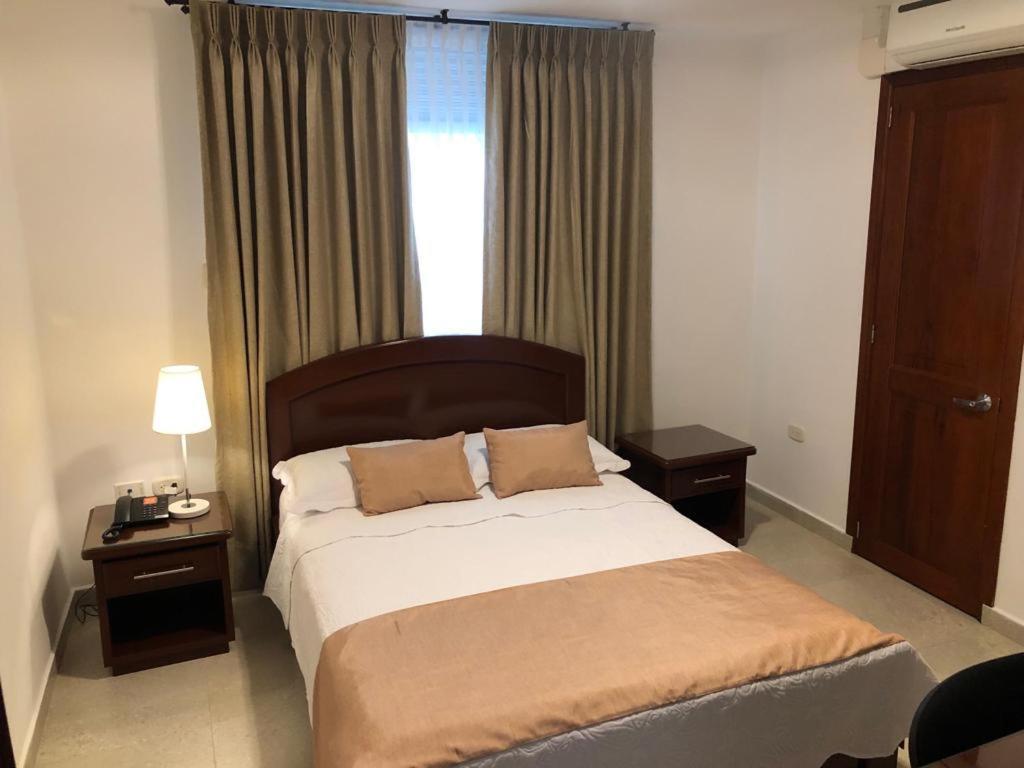 טומאקו Colon Plaza Hotel מראה חיצוני תמונה